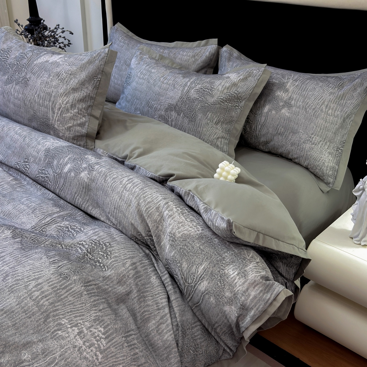 91家纺网 家纺一手货源 找家纺 未来家居 2025新款秋冬全棉加厚磨毛纯色印花缺角工艺系列高端礼盒包装四件套 龙葵-灰