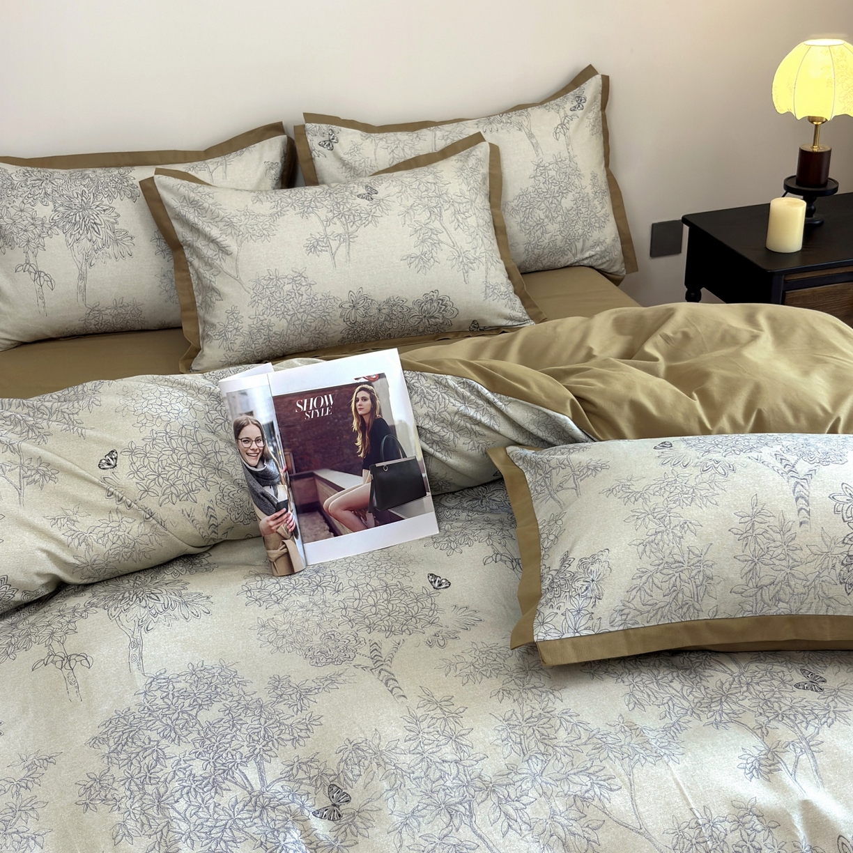 91家纺网 家纺一手货源 找家纺 未来家居 2025新款秋冬全棉加厚磨毛纯色印花缺角工艺系列高端礼盒包装四件套 初音琳浅–灰