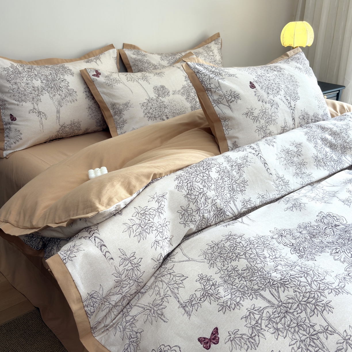 91家纺网 家纺一手货源 找家纺 未来家居 2025新款秋冬全棉加厚磨毛纯色印花缺角工艺系列高端礼盒包装四件套 初音琳浅-豆沙