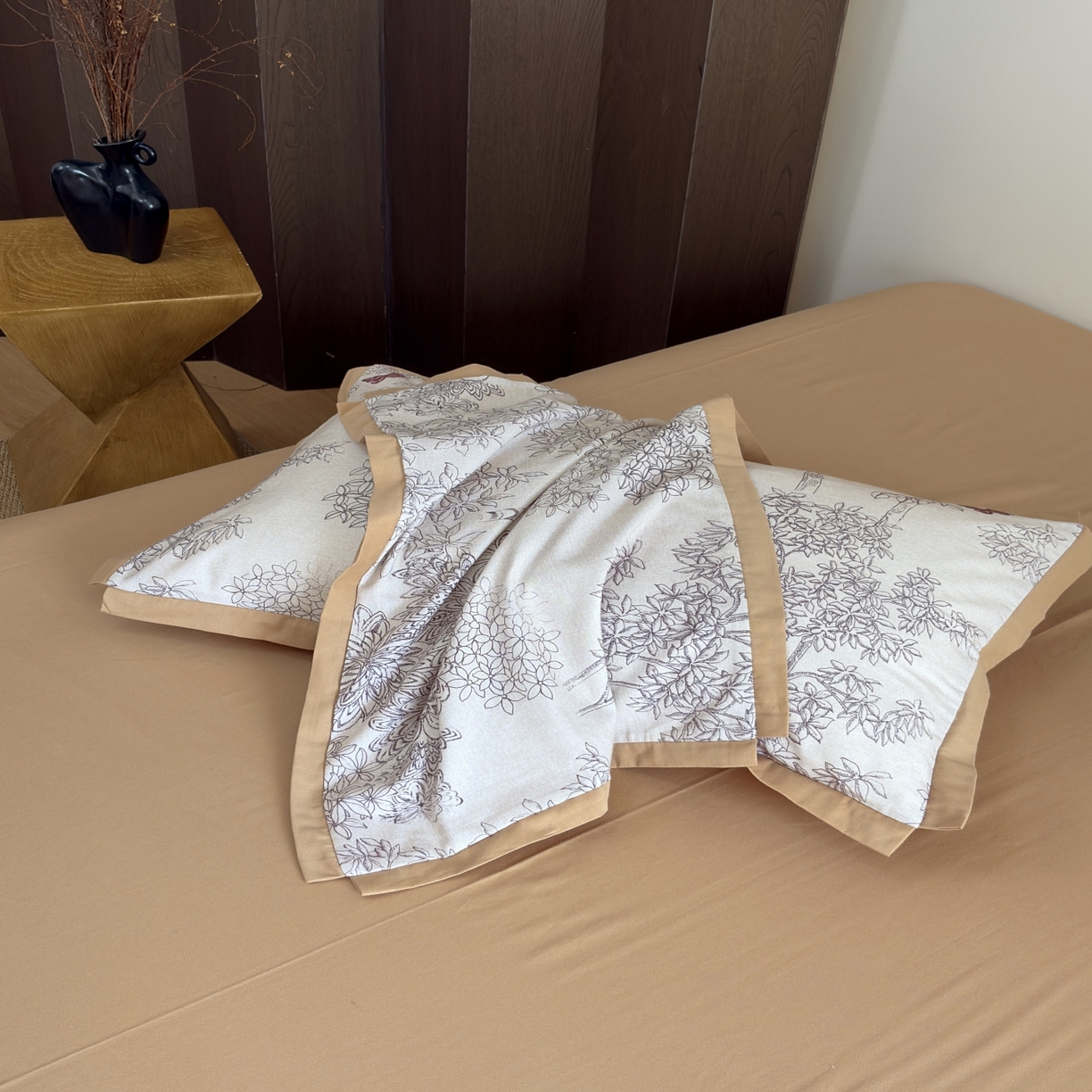 91家纺网 家纺一手货源 找家纺 未来家居 2025新款秋冬全棉加厚磨毛纯色印花缺角工艺系列高端礼盒包装四件套 初音琳浅-豆沙