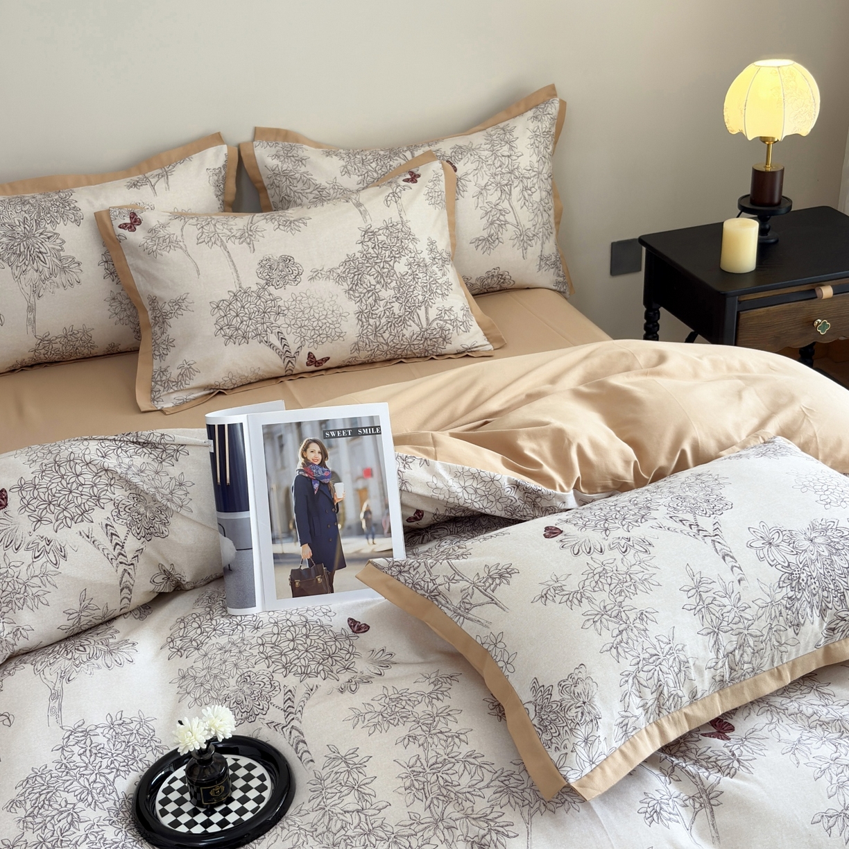 91家纺网 家纺一手货源 找家纺 未来家居 2025新款秋冬全棉加厚磨毛纯色印花缺角工艺系列高端礼盒包装四件套 初音琳浅-豆沙