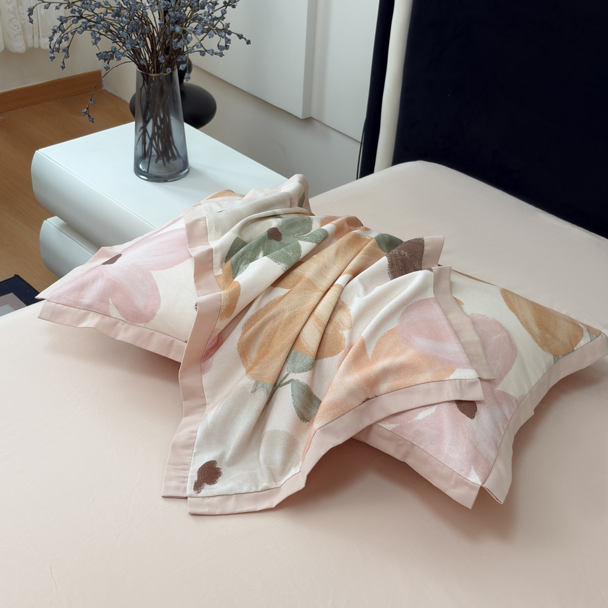 91家纺网 家纺一手货源 找家纺 未来家居 2025新款秋冬全棉加厚磨毛纯色印花缺角工艺系列高端礼盒包装四件套 花满市-粉