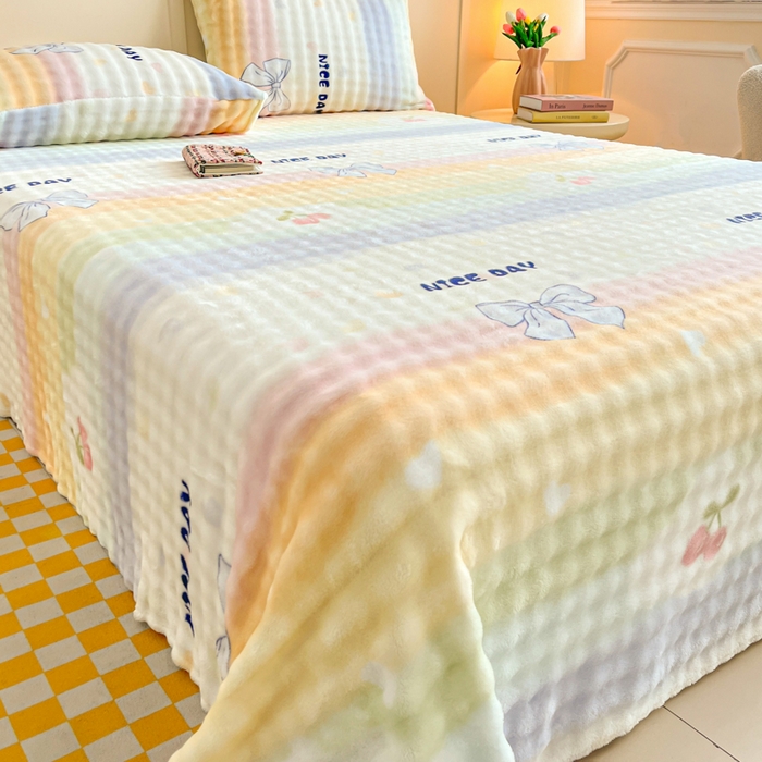 91家纺网 家纺一手货源 找家纺 爱屋及屋 2025新款牛奶泡泡绒印花单床单 床单单件 彩虹蝴蝶结