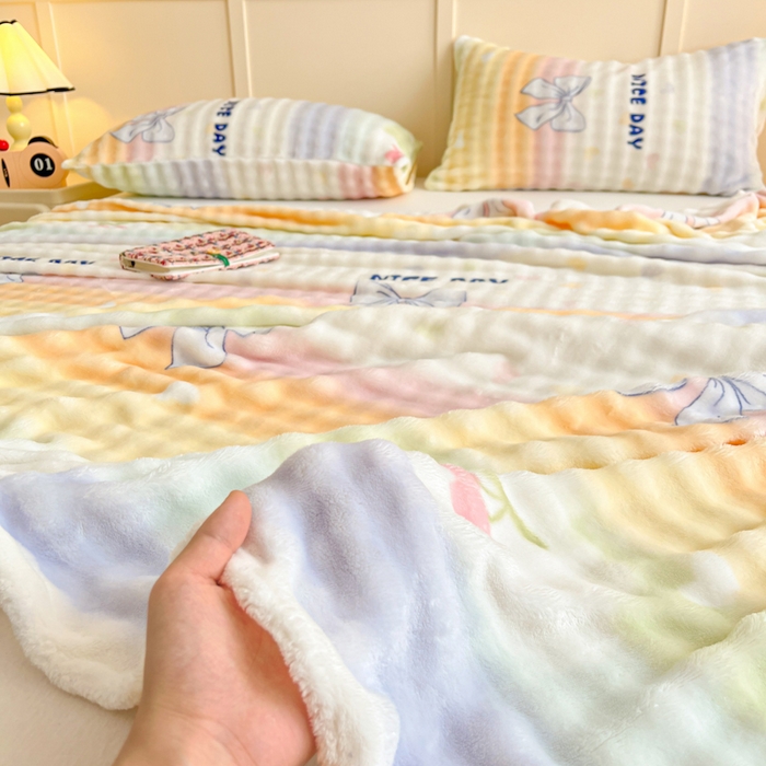 91家纺网 家纺一手货源 找家纺 爱屋及屋 2025新款牛奶泡泡绒印花单床单 床单单件 彩虹蝴蝶结