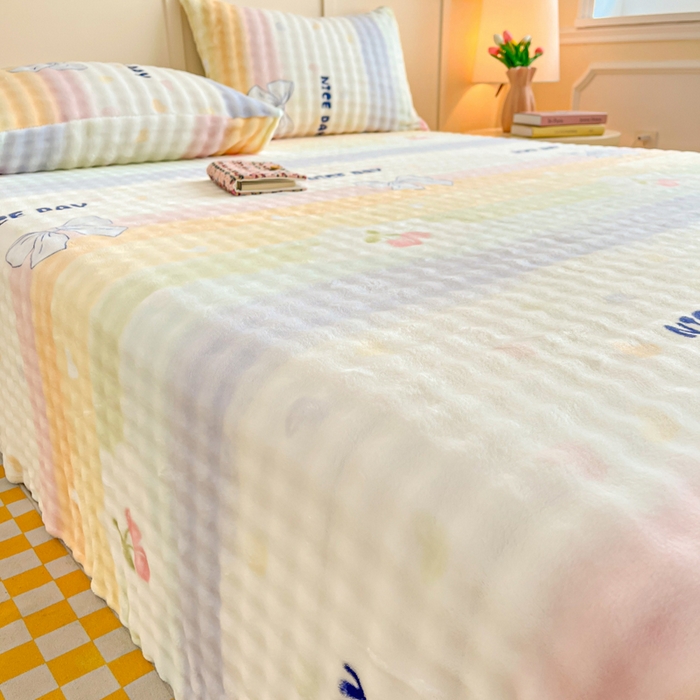 91家纺网 家纺一手货源 找家纺 爱屋及屋 2025新款牛奶泡泡绒印花单床单 床单单件 彩虹蝴蝶结