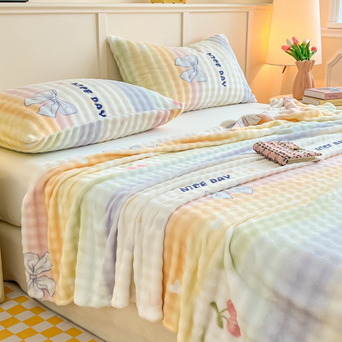 91家纺网 家纺一手货源 找家纺 爱屋及屋 2025新款牛奶泡泡绒印花单床单 床单单件 彩虹蝴蝶结