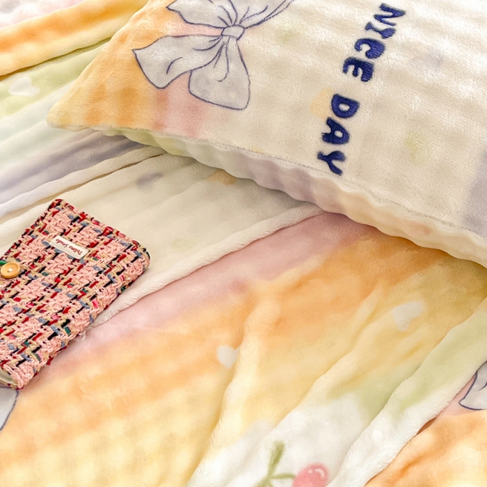 91家纺网 家纺一手货源 找家纺 爱屋及屋 2025新款牛奶泡泡绒印花单床单 床单单件 彩虹蝴蝶结