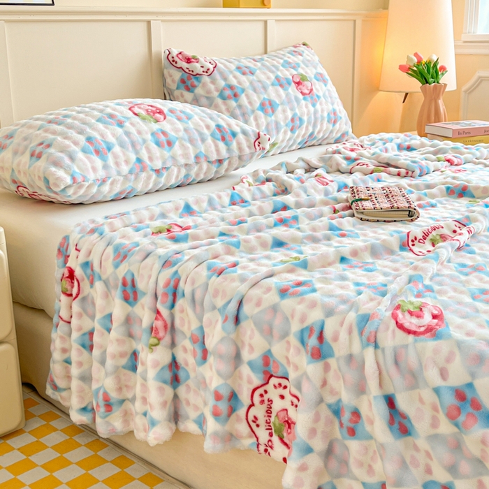 91家纺网 家纺一手货源 找家纺 爱屋及屋 2025新款牛奶泡泡绒印花单床单 床单单件 草莓格