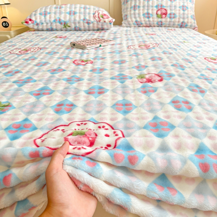 91家纺网 家纺一手货源 找家纺 爱屋及屋 2025新款牛奶泡泡绒印花单床单 床单单件 草莓格