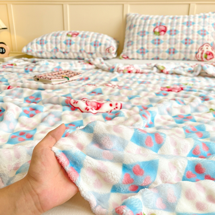 91家纺网 家纺一手货源 找家纺 爱屋及屋 2025新款牛奶泡泡绒印花单床单 床单单件 草莓格