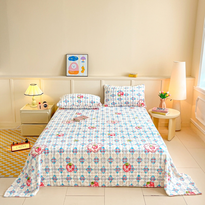 91家纺网 家纺一手货源 找家纺 爱屋及屋 2025新款牛奶泡泡绒印花单床单 床单单件 草莓格