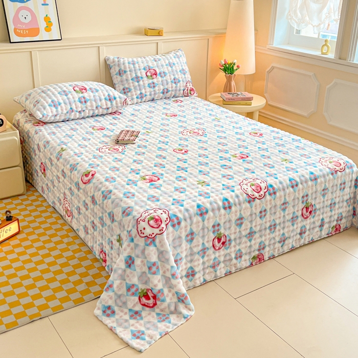91家纺网 家纺一手货源 找家纺 爱屋及屋 2025新款牛奶泡泡绒印花单床单 床单单件 草莓格