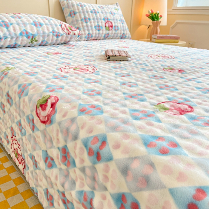 91家纺网 家纺一手货源 找家纺 爱屋及屋 2025新款牛奶泡泡绒印花单床单 床单单件 草莓格