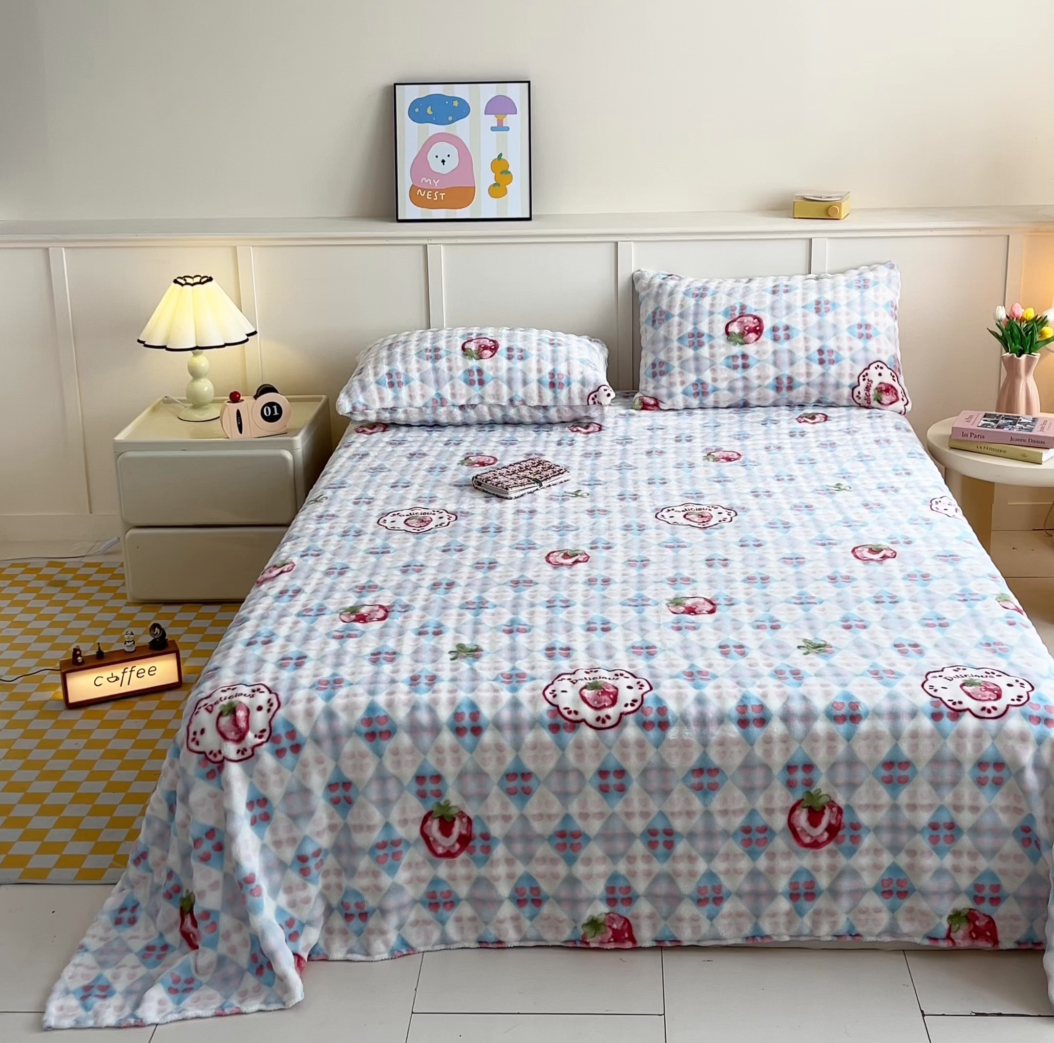 91家纺网 家纺一手货源 找家纺 爱屋及屋 2025新款牛奶泡泡绒印花单床单 床单单件 草莓格