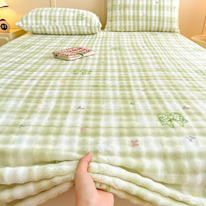 91家纺网 家纺一手货源 找家纺 爱屋及屋 2025新款牛奶泡泡绒印花单床单 床单单件 蝴蝶结-绿