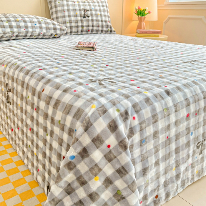 91家纺网 家纺一手货源 找家纺 爱屋及屋 2025新款牛奶泡泡绒印花单床单 床单单件 灰格蝴蝶结