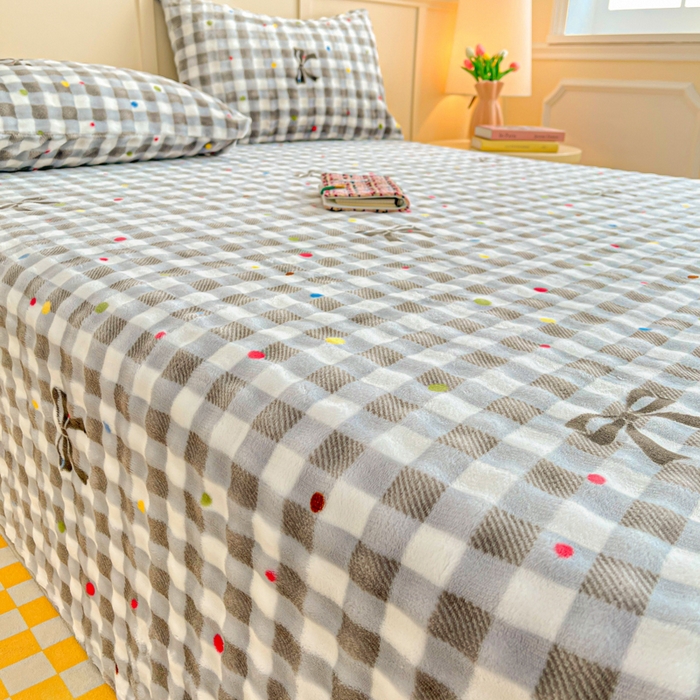 91家纺网 家纺一手货源 找家纺 爱屋及屋 2025新款牛奶泡泡绒印花单床单 床单单件 灰格蝴蝶结