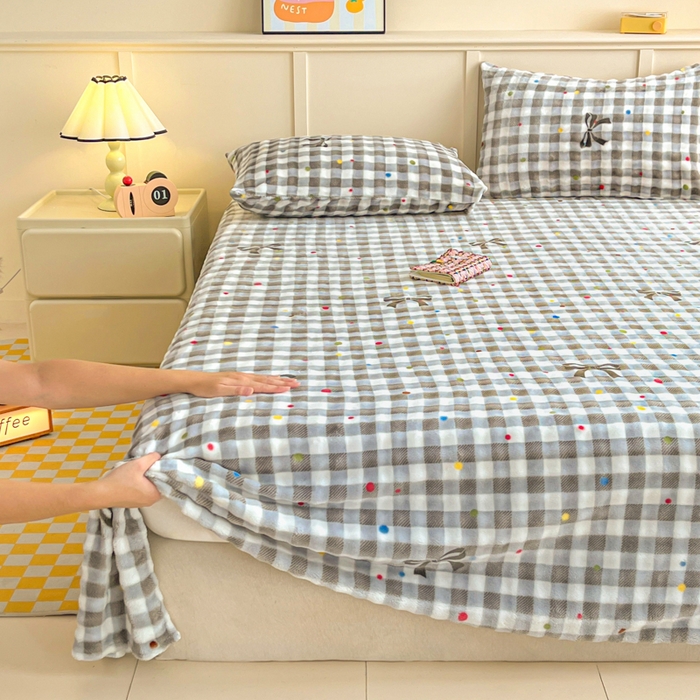 91家纺网 家纺一手货源 找家纺 爱屋及屋 2025新款牛奶泡泡绒印花单床单 床单单件 灰格蝴蝶结