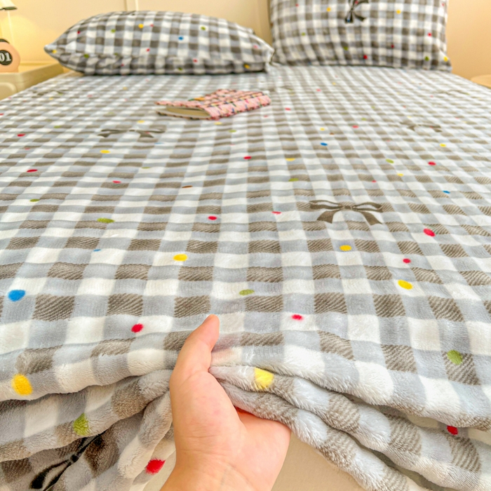 91家纺网 家纺一手货源 找家纺 爱屋及屋 2025新款牛奶泡泡绒印花单床单 床单单件 灰格蝴蝶结