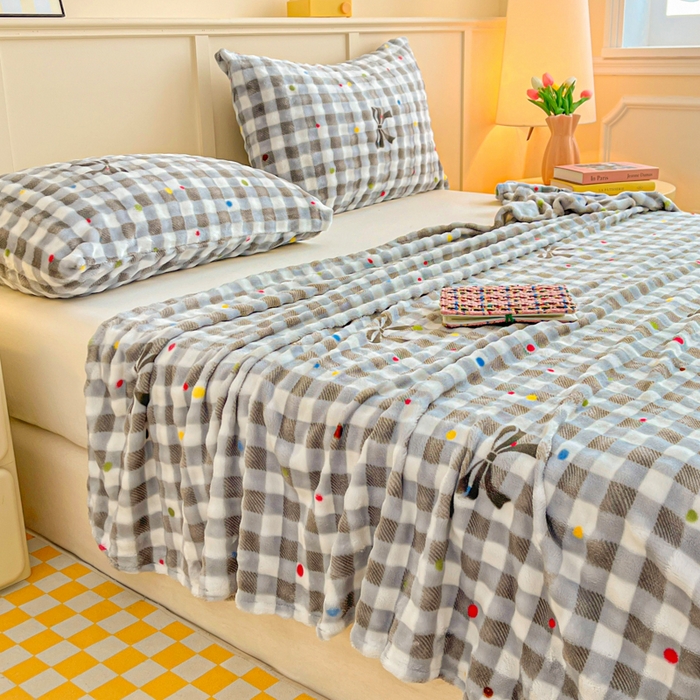 91家纺网 家纺一手货源 找家纺 爱屋及屋 2025新款牛奶泡泡绒印花单床单 床单单件 灰格蝴蝶结