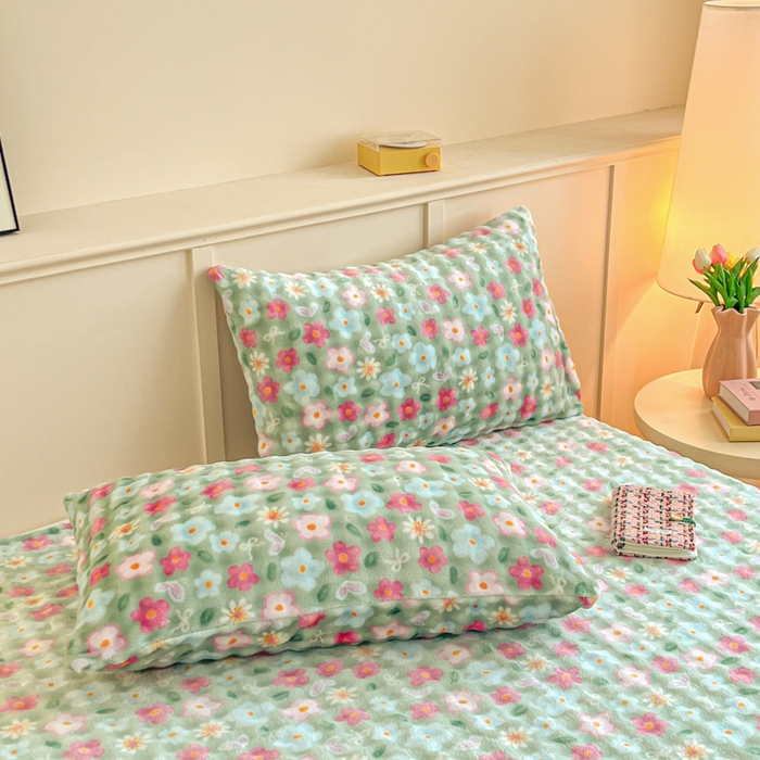 91家纺网 家纺一手货源 找家纺 爱屋及屋 2025新款牛奶泡泡绒印花单床单 床单单件 绿底小花