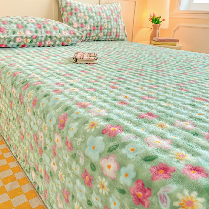 91家纺网 家纺一手货源 找家纺 爱屋及屋 2025新款牛奶泡泡绒印花单床单 床单单件 绿底小花