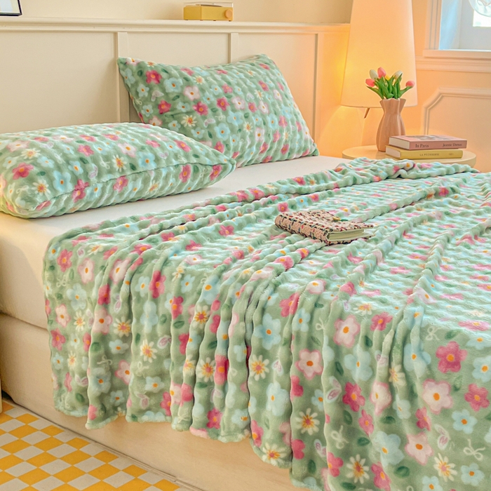 91家纺网 家纺一手货源 找家纺 爱屋及屋 2025新款牛奶泡泡绒印花单床单 床单单件 绿底小花