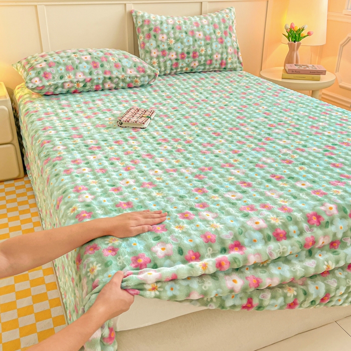 91家纺网 家纺一手货源 找家纺 爱屋及屋 2025新款牛奶泡泡绒印花单床单 床单单件 绿底小花