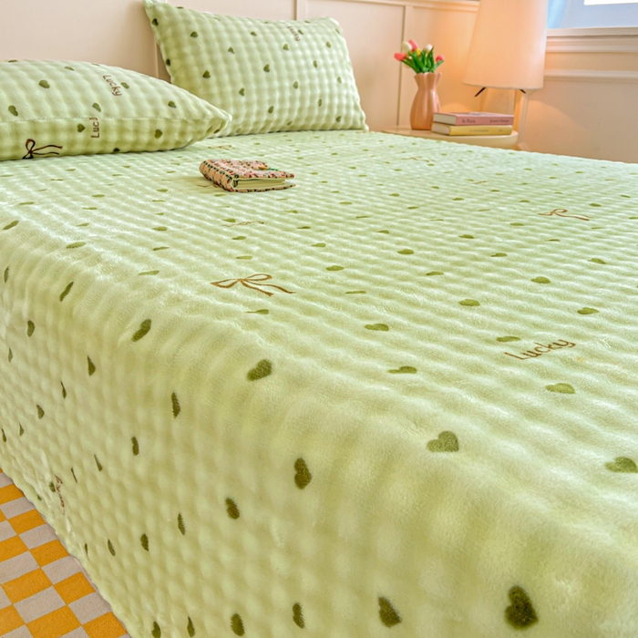 91家纺网 家纺一手货源 找家纺 爱屋及屋 2025新款牛奶泡泡绒印花单床单 床单单件 绿色爱心