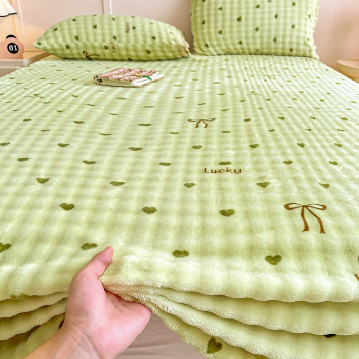 91家纺网 家纺一手货源 找家纺 爱屋及屋 2025新款牛奶泡泡绒印花单床单 床单单件 绿色爱心