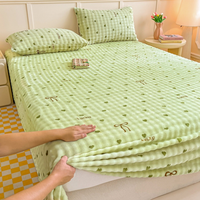 91家纺网 家纺一手货源 找家纺 爱屋及屋 2025新款牛奶泡泡绒印花单床单 床单单件 绿色爱心