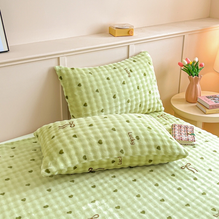 91家纺网 家纺一手货源 找家纺 爱屋及屋 2025新款牛奶泡泡绒印花单床单 床单单件 绿色爱心
