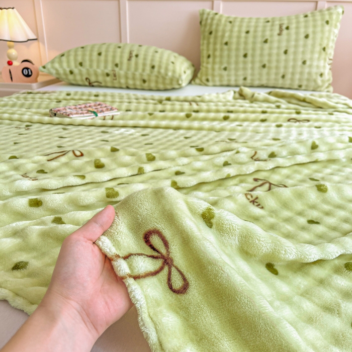 91家纺网 家纺一手货源 找家纺 爱屋及屋 2025新款牛奶泡泡绒印花单床单 床单单件 绿色爱心