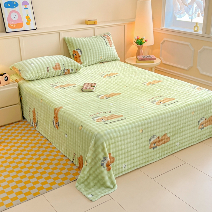 91家纺网 家纺一手货源 找家纺 爱屋及屋 2025新款牛奶泡泡绒印花单床单 床单单件 睡梦小熊