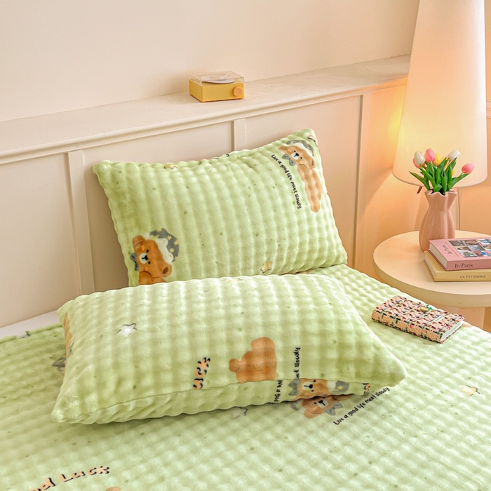 91家纺网 家纺一手货源 找家纺 爱屋及屋 2025新款牛奶泡泡绒印花单床单 床单单件 睡梦小熊