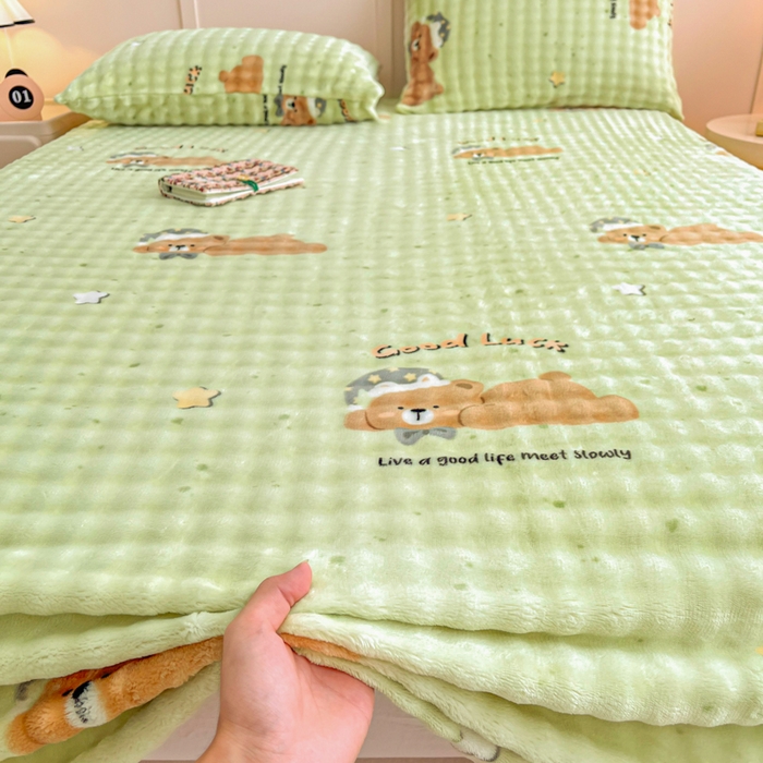 91家纺网 家纺一手货源 找家纺 爱屋及屋 2025新款牛奶泡泡绒印花单床单 床单单件 睡梦小熊