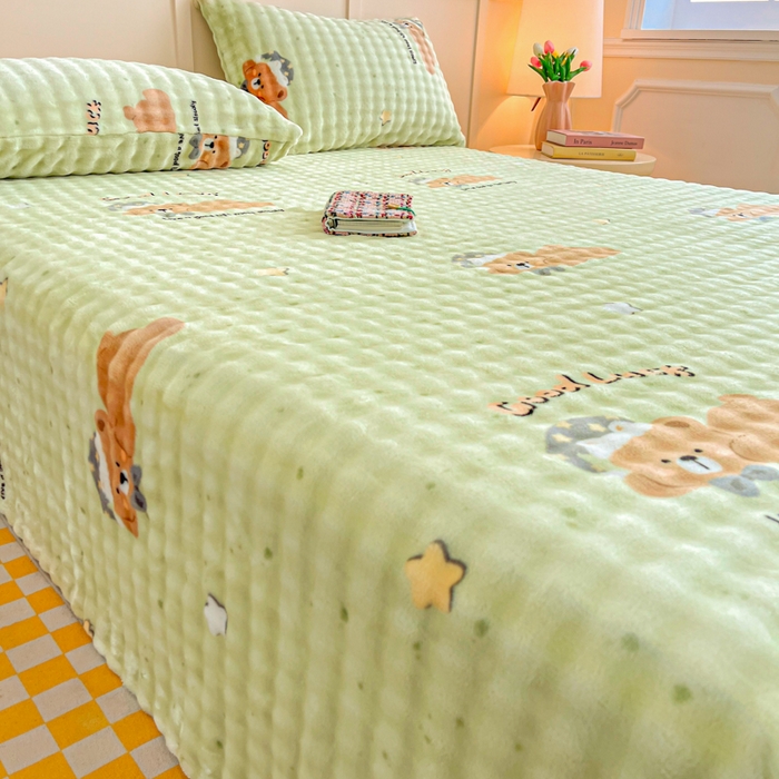 91家纺网 家纺一手货源 找家纺 爱屋及屋 2025新款牛奶泡泡绒印花单床单 床单单件 睡梦小熊