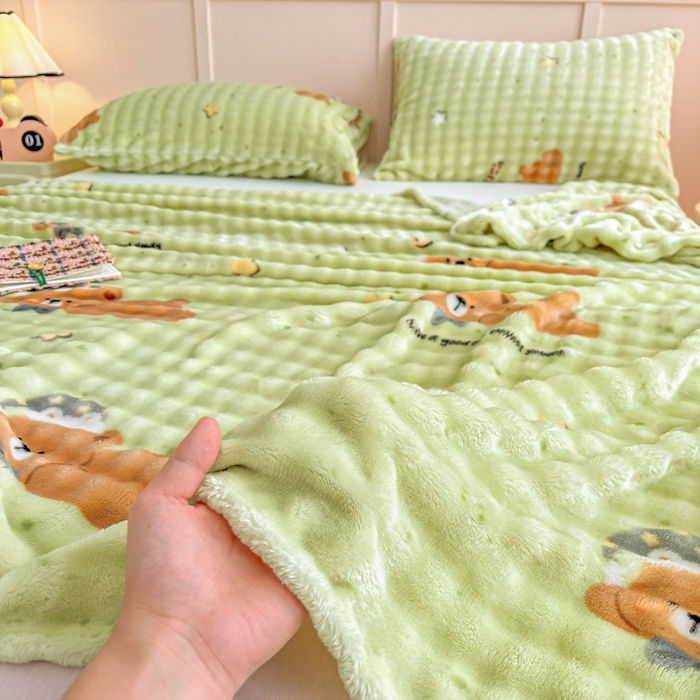 91家纺网 家纺一手货源 找家纺 爱屋及屋 2025新款牛奶泡泡绒印花单床单 床单单件 睡梦小熊