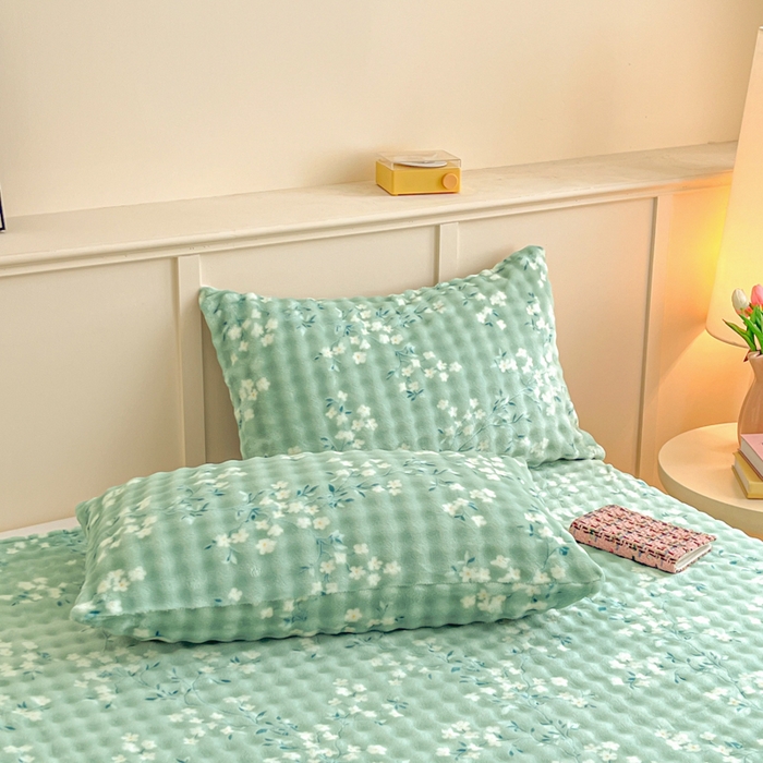 91家纺网 家纺一手货源 找家纺 爱屋及屋 2025新款牛奶泡泡绒印花单床单 床单单件 碎花绿萌
