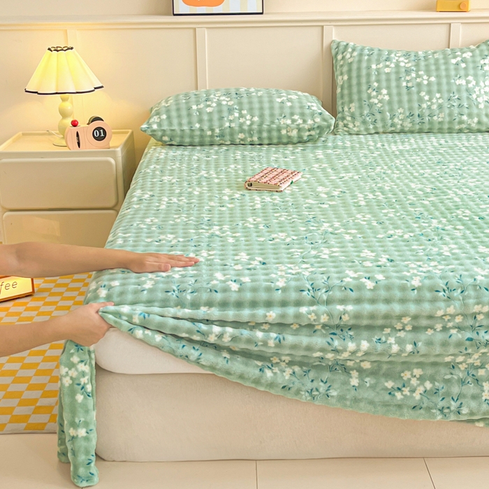 91家纺网 家纺一手货源 找家纺 爱屋及屋 2025新款牛奶泡泡绒印花单床单 床单单件 碎花绿萌