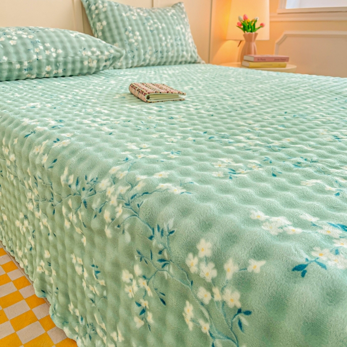 91家纺网 家纺一手货源 找家纺 爱屋及屋 2025新款牛奶泡泡绒印花单床单 床单单件 碎花绿萌