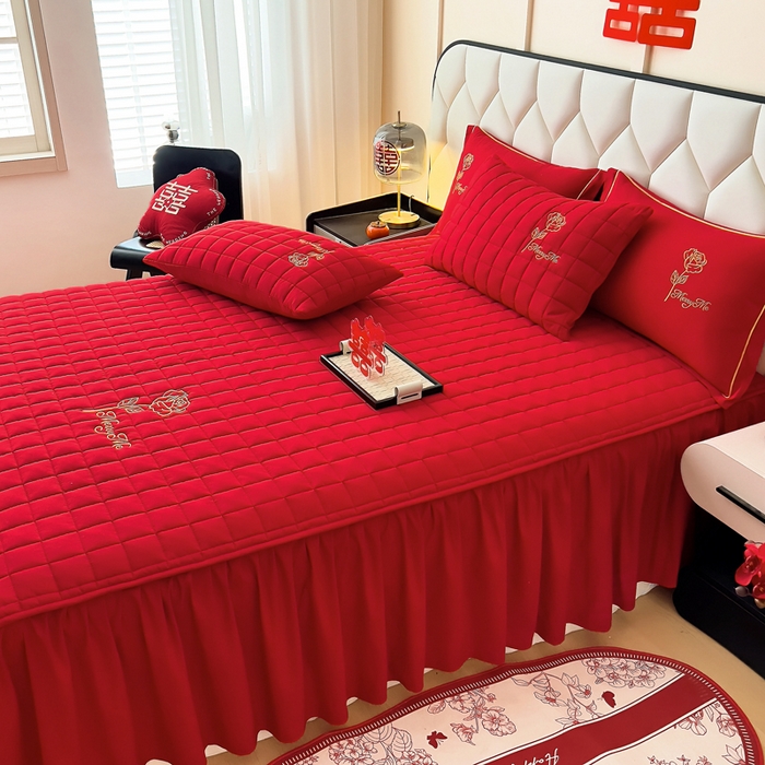 91家纺网 家纺一手货源 找家纺 七仙女家纺 2025新款轻奢婚庆高克重水洗磨毛夹棉床裙单床裙床裙单件床裙三件套 花开并蒂