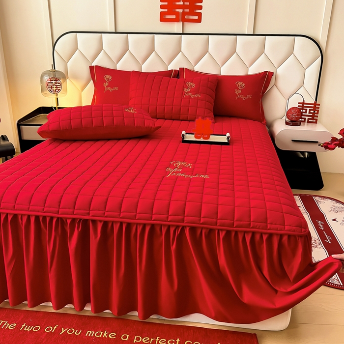 91家纺网 家纺一手货源 找家纺 七仙女家纺 2025新款轻奢婚庆高克重水洗磨毛夹棉床裙单床裙床裙单件床裙三件套 花开并蒂