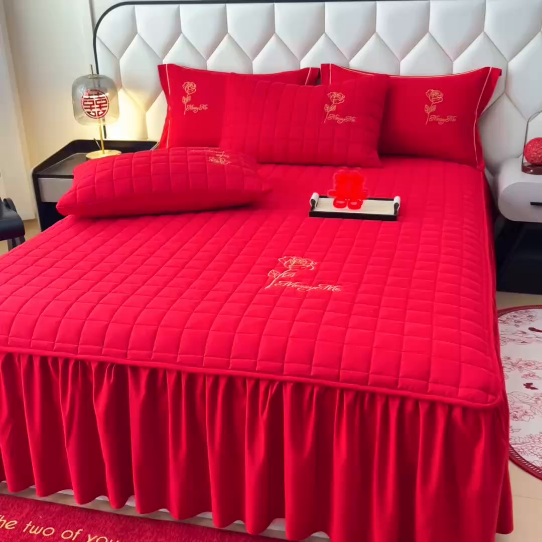 91家纺网 家纺一手货源 找家纺 七仙女家纺 2025新款轻奢婚庆高克重水洗磨毛夹棉床裙单床裙床裙单件床裙三件套 花开并蒂