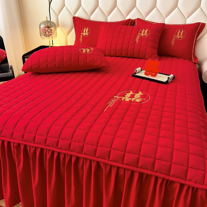 91家纺网 家纺一手货源 找家纺 七仙女家纺 2025新款轻奢婚庆高克重水洗磨毛夹棉床裙单床裙床裙单件床裙三件套 吾家有喜