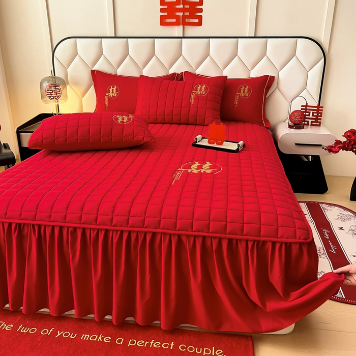 91家纺网 家纺一手货源 找家纺 七仙女家纺 2025新款轻奢婚庆高克重水洗磨毛夹棉床裙单床裙床裙单件床裙三件套 吾家有喜