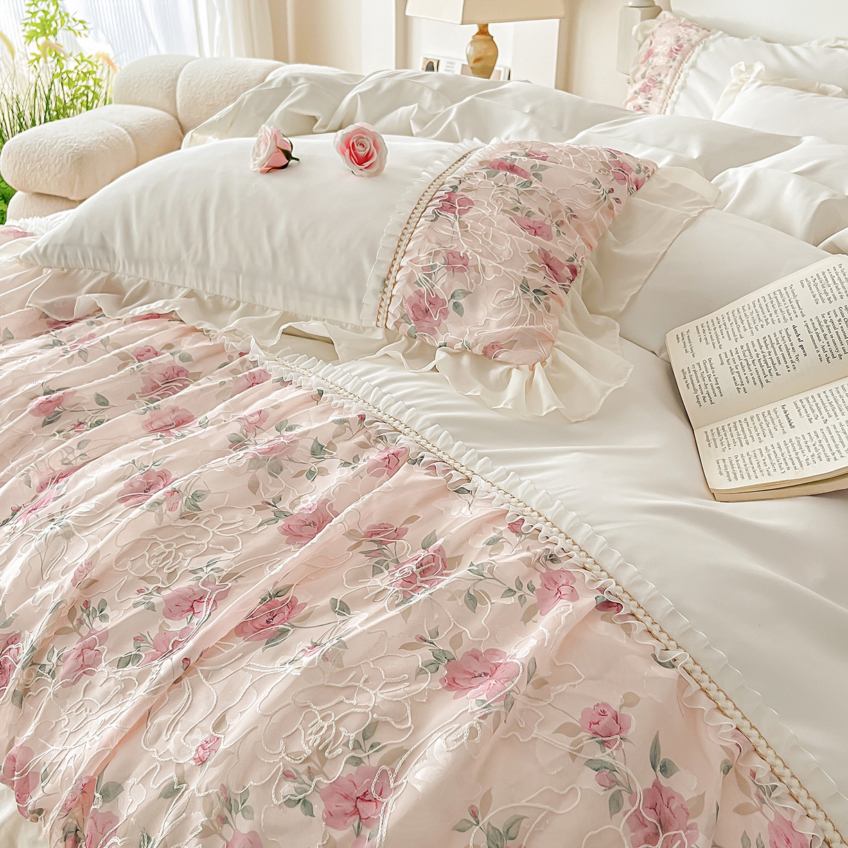 91家纺网 家纺一手货源 找家纺 （总）富宁家纺 2025新款蕾丝刺绣数码印花款四件套-浅影玫瑰