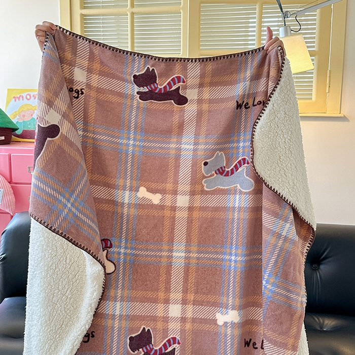 91家纺网 家纺一手货源 找家纺 繁花家居 2025英伦风高克重羊羔绒牛奶绒贝壳边毛毯毯子 咖格汪星