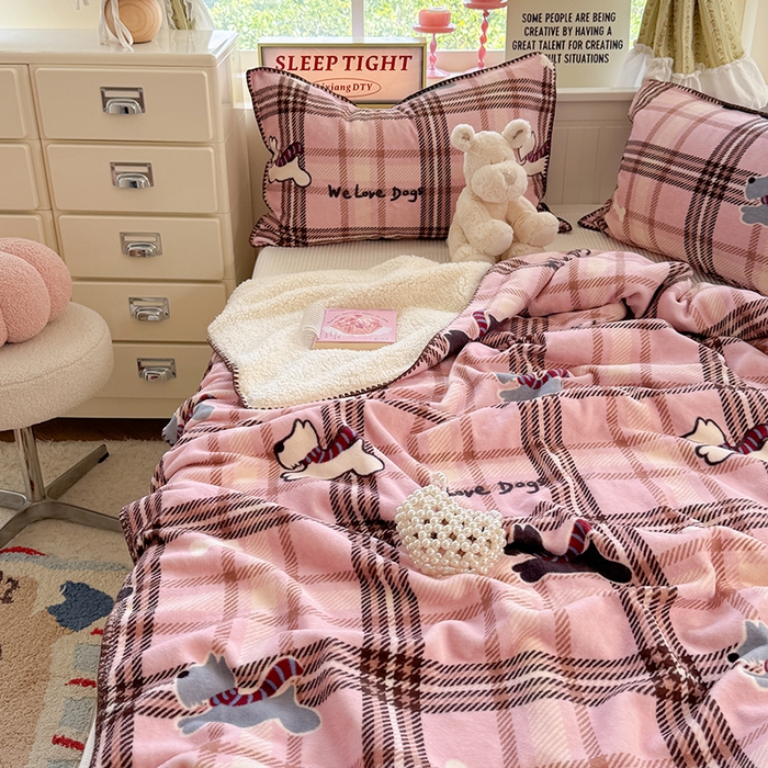 91家纺网 家纺一手货源 找家纺 繁花家居 2025英伦风高克重羊羔绒牛奶绒贝壳边毛毯毯子 粉萌狗趣格