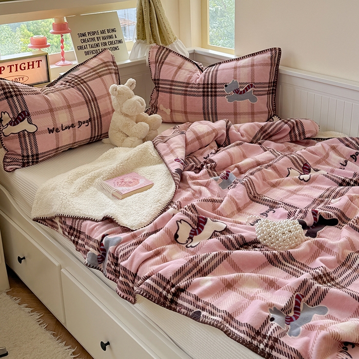 91家纺网 家纺一手货源 找家纺 繁花家居 2025英伦风高克重羊羔绒牛奶绒贝壳边毛毯毯子 粉萌狗趣格